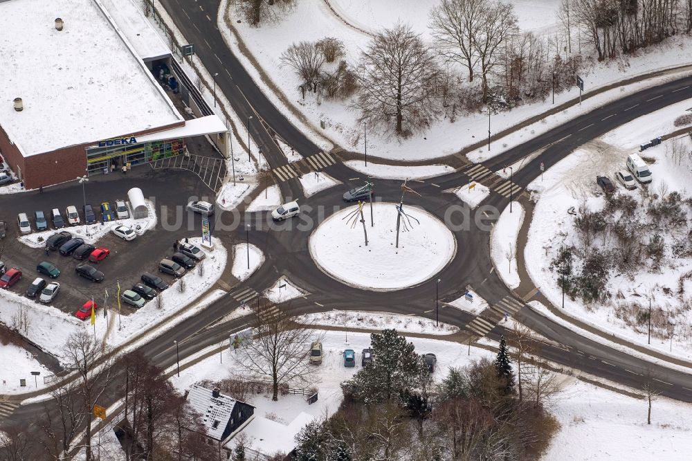 Luftbild Arnsberg - Winter- Stadtansicht Kreisverkehr Hellfelder straße / Altes Feld in Arnsberg im Sauerland im Bundesland Nordrhein-Westfalen NRW