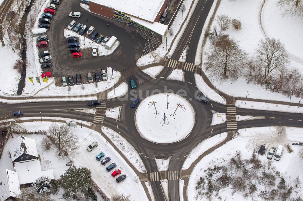 Luftaufnahme Arnsberg - Winter- Stadtansicht Kreisverkehr Hellfelder straße / Altes Feld in Arnsberg im Sauerland im Bundesland Nordrhein-Westfalen NRW