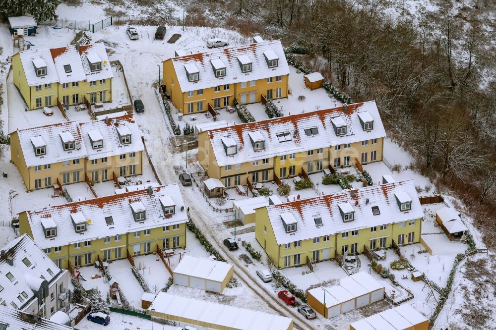 Luftbild Velbert - Winter- Stadtansicht der Reihen - Wohnhäuser - Siedlung Zum Kannenbach in Velbert im Ruhrgebiet in Bundesland Nordrhein-Westfalen NRW