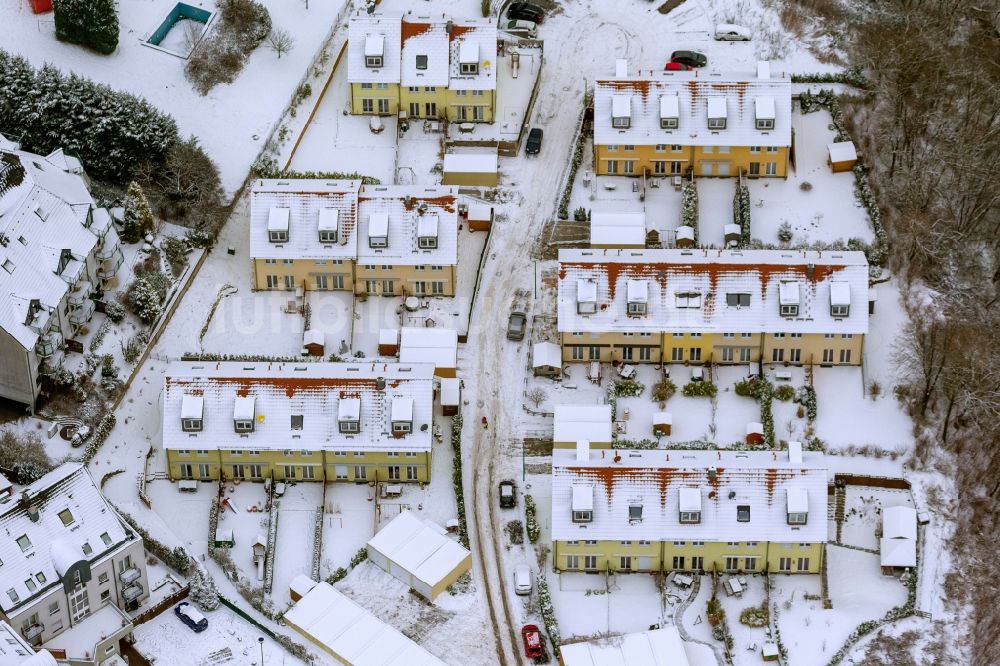 Luftaufnahme Velbert - Winter- Stadtansicht der Reihen - Wohnhäuser - Siedlung Zum Kannenbach in Velbert im Ruhrgebiet in Bundesland Nordrhein-Westfalen NRW