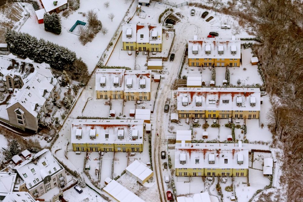 Velbert von oben - Winter- Stadtansicht der Reihen - Wohnhäuser - Siedlung Zum Kannenbach in Velbert im Ruhrgebiet in Bundesland Nordrhein-Westfalen NRW