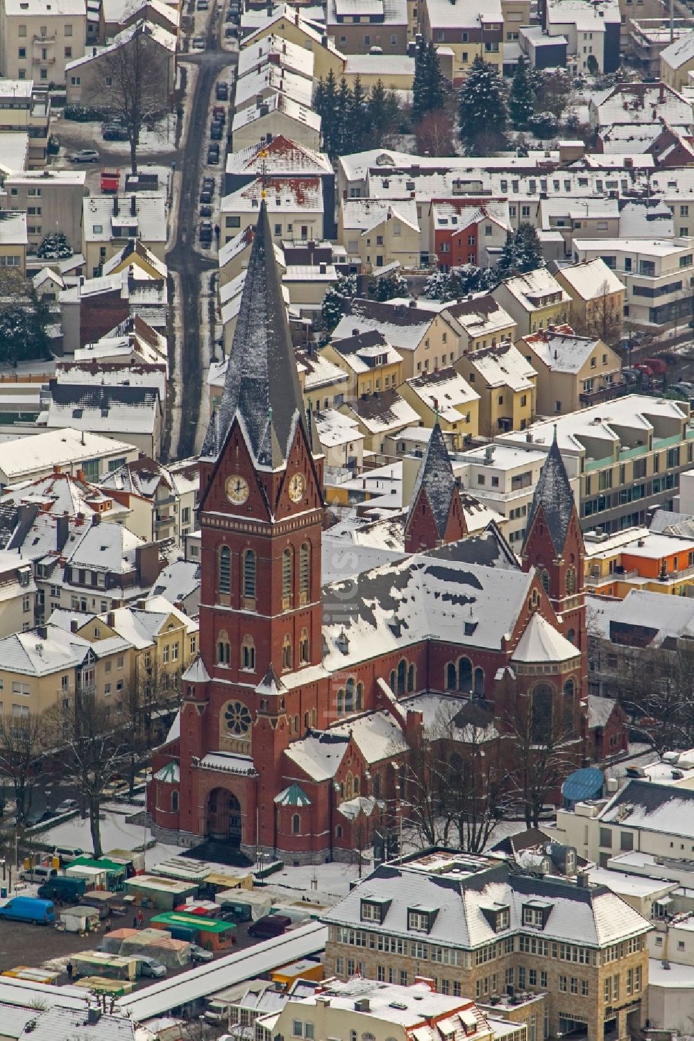 Arnsberg aus der Vogelperspektive: Winter - Stadtansicht der mit Schnee bedeckten Kirche / Pfarrkirche St. Johannes Baptist (Sauerländer Dom) in derAltstadt von Arnsberg im Bundesland Nordrhein-Westfalen NRW