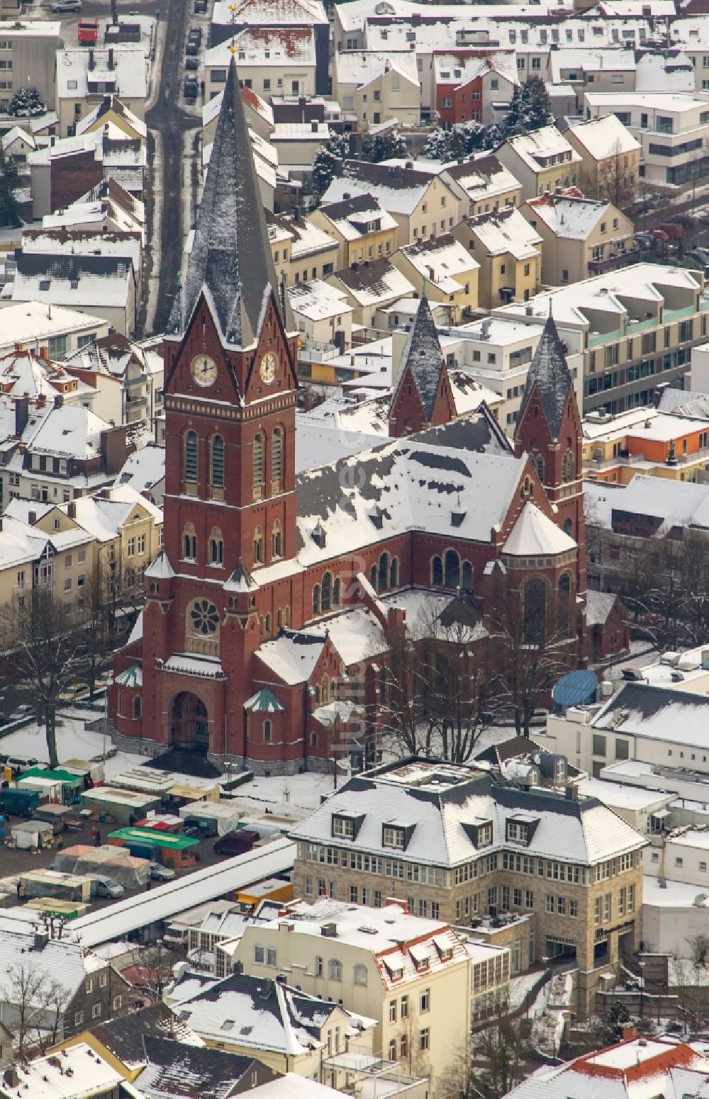 Luftbild Arnsberg - Winter - Stadtansicht der mit Schnee bedeckten Kirche / Pfarrkirche St. Johannes Baptist (Sauerländer Dom) in derAltstadt von Arnsberg im Bundesland Nordrhein-Westfalen NRW