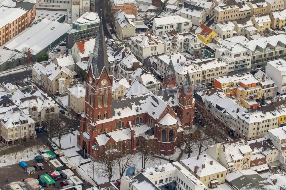 Luftaufnahme Arnsberg - Winter - Stadtansicht der mit Schnee bedeckten Kirche / Pfarrkirche St. Johannes Baptist (Sauerländer Dom) in derAltstadt von Arnsberg im Bundesland Nordrhein-Westfalen NRW