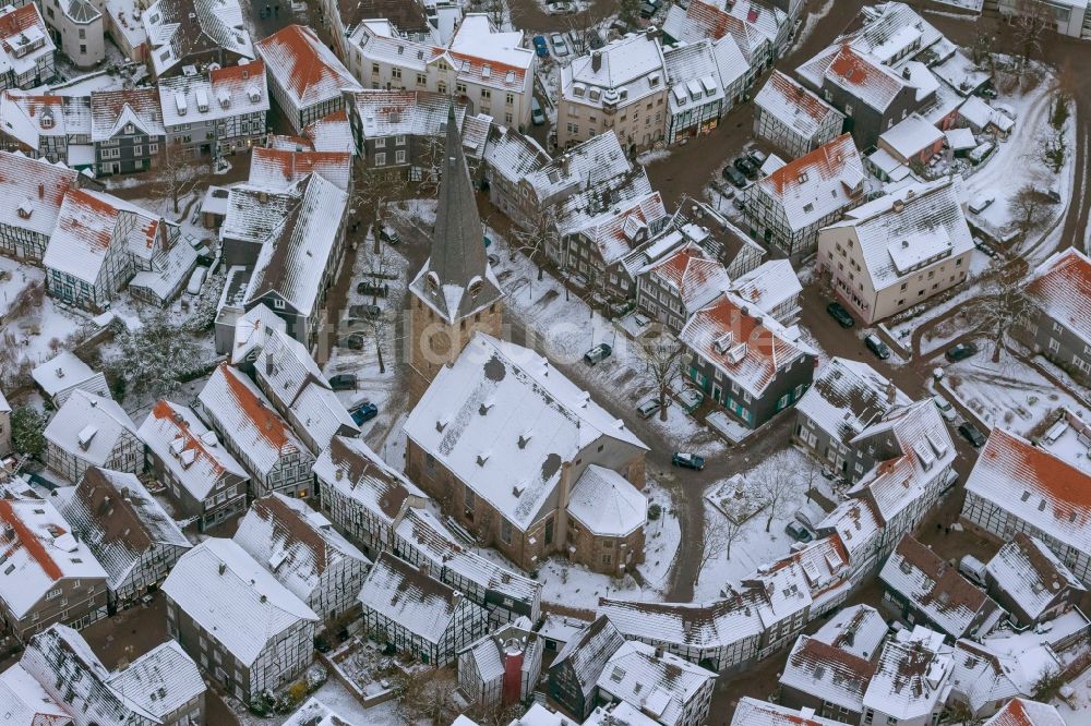 Hattingen aus der Vogelperspektive: Winter - Stadtansicht des mit Schnee bedeckten Kirchplatz an der Sankt Georg Kirche Kirchplatz in Hattingen in Nordrhein-Westfalen