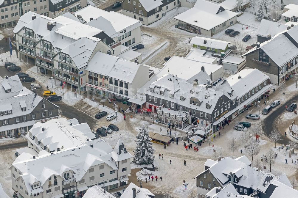 Luftbild Winterberg - Winter- Stadtansicht vom mit Schnee bedeckten Stadtzentrum an der Poststraße mit dem Hotel Leisse in Winterberg im Bundesland Nordrhein-Westfalen NRW