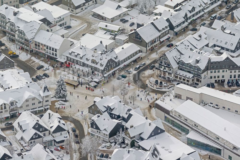 Luftaufnahme Winterberg - Winter- Stadtansicht vom mit Schnee bedeckten Stadtzentrum an der Poststraße mit dem Hotel Leisse in Winterberg im Bundesland Nordrhein-Westfalen NRW