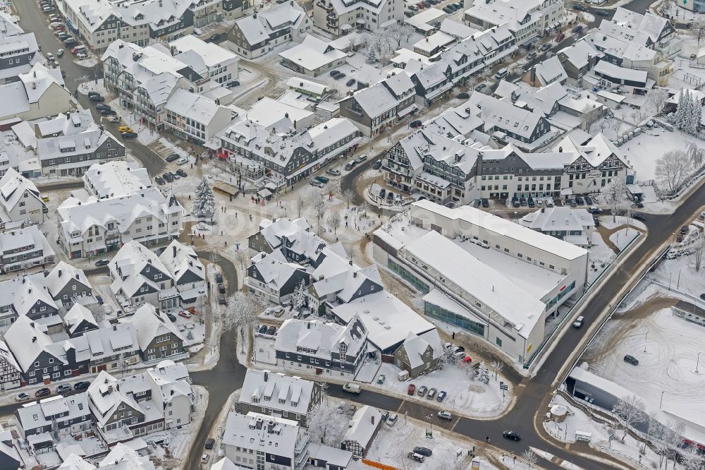 Winterberg von oben - Winter- Stadtansicht vom mit Schnee bedeckten Stadtzentrum an der Poststraße mit dem Hotel Leisse in Winterberg im Bundesland Nordrhein-Westfalen NRW