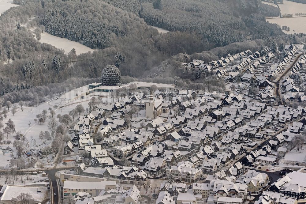 Winterberg von oben - Winter- Stadtansicht vom mit Schnee bedeckten Stadtzentrum mit dem Tourismuszentrum Oversum in Winterberg im Bundesland Nordrhein-Westfalen NRW 