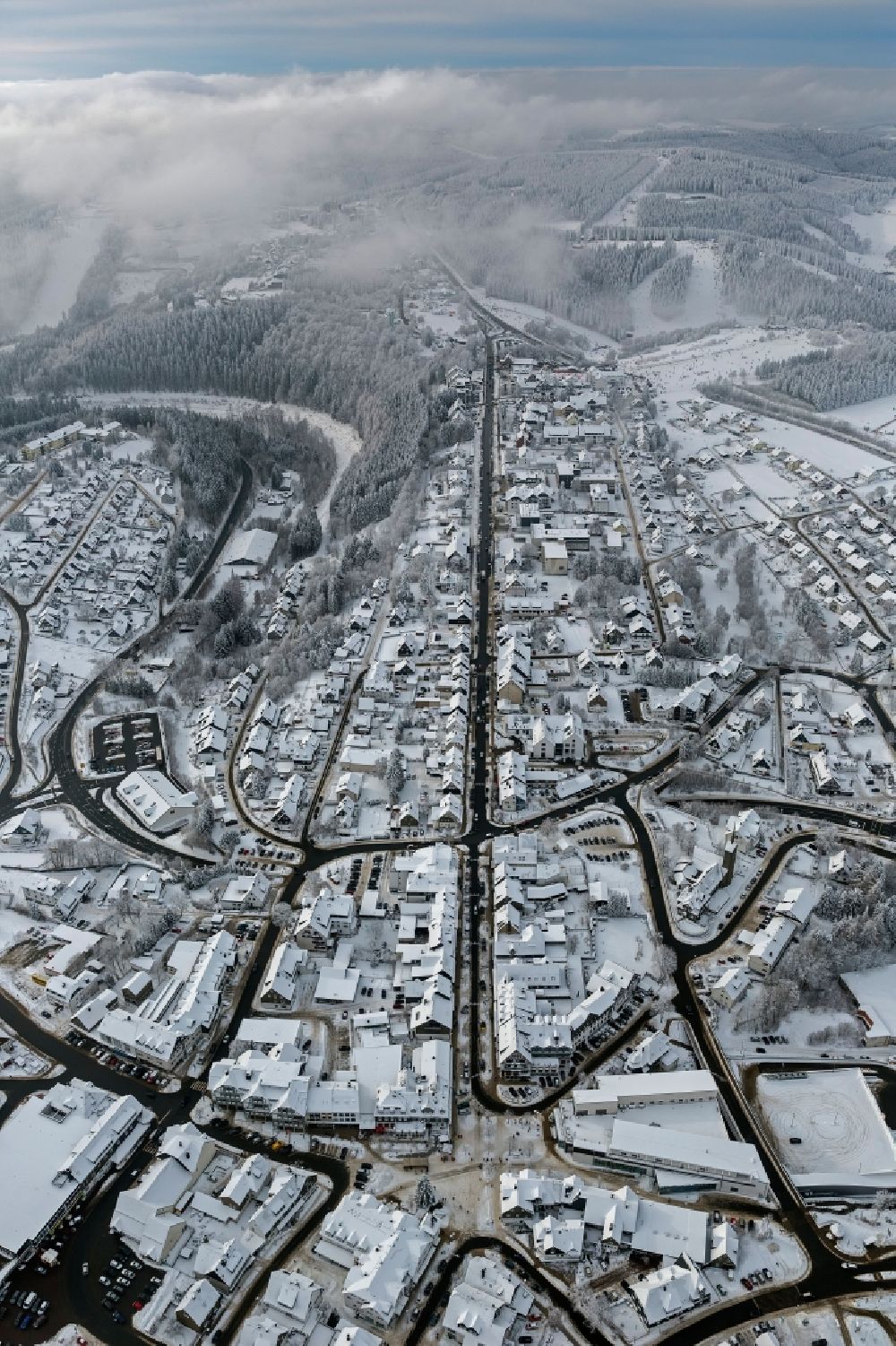 Winterberg aus der Vogelperspektive: Winter- Stadtansicht vom mit Schnee bedeckten Stadtzentrum mit dem Tourismuszentrum Oversum in Winterberg im Bundesland Nordrhein-Westfalen NRW 