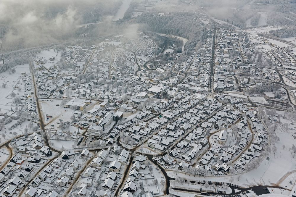 Winterberg von oben - Winter- Stadtansicht vom mit Schnee bedeckten Stadtzentrum mit dem Tourismuszentrum Oversum in Winterberg im Bundesland Nordrhein-Westfalen NRW 