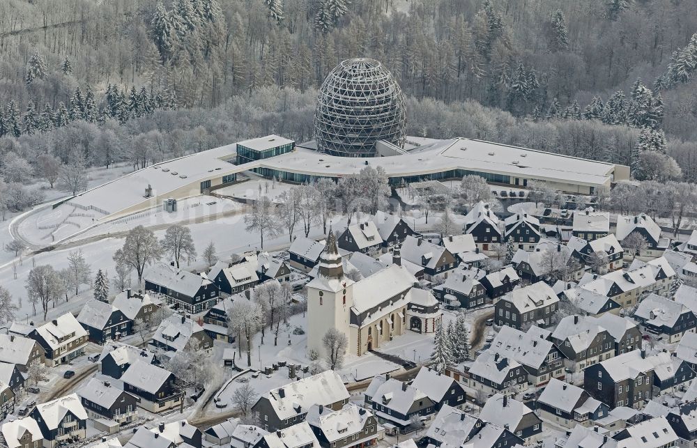 Winterberg aus der Vogelperspektive: Winter- Stadtansicht vom Stadtzentrum mit der St.-Jakobus- Kirche in Winterberg im Bundesland Nordrhein-Westfalen NRW