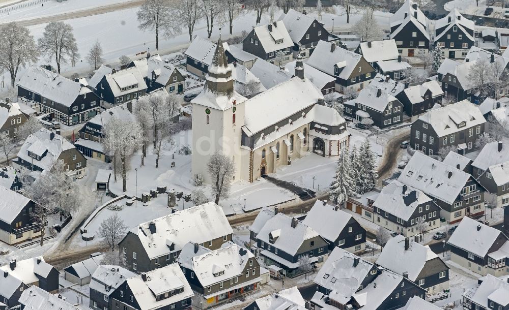 Luftbild Winterberg - Winter- Stadtansicht vom Stadtzentrum mit der St.-Jakobus- Kirche in Winterberg im Bundesland Nordrhein-Westfalen NRW