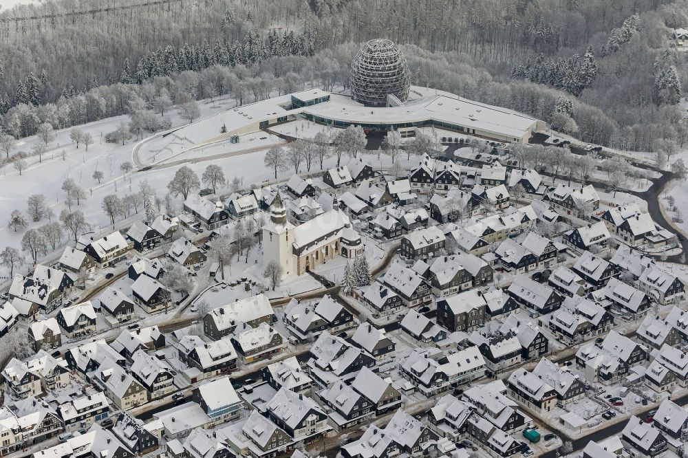 Winterberg von oben - Winter- Stadtansicht vom Stadtzentrum mit der St.-Jakobus- Kirche in Winterberg im Bundesland Nordrhein-Westfalen NRW