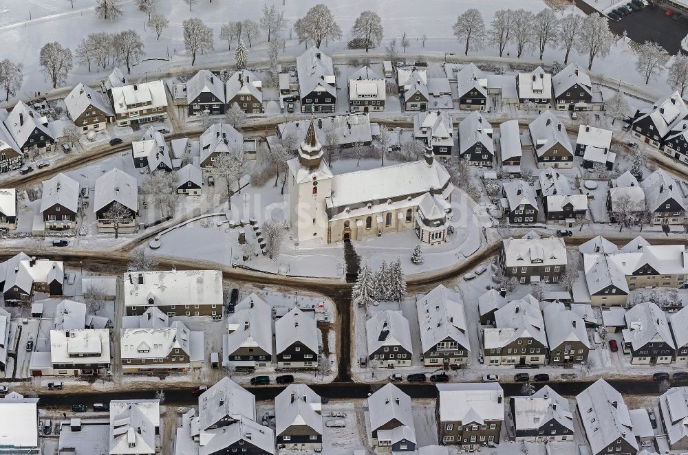 Luftaufnahme Winterberg - Winter- Stadtansicht vom Stadtzentrum mit der St.-Jakobus- Kirche in Winterberg im Bundesland Nordrhein-Westfalen NRW