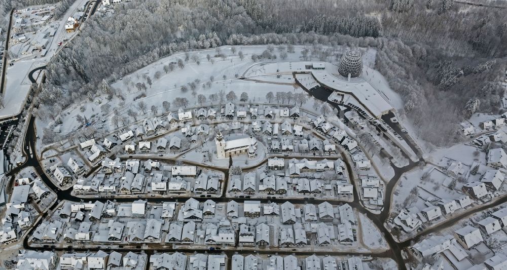 Winterberg von oben - Winter- Stadtansicht vom Stadtzentrum mit der St.-Jakobus- Kirche in Winterberg im Bundesland Nordrhein-Westfalen NRW