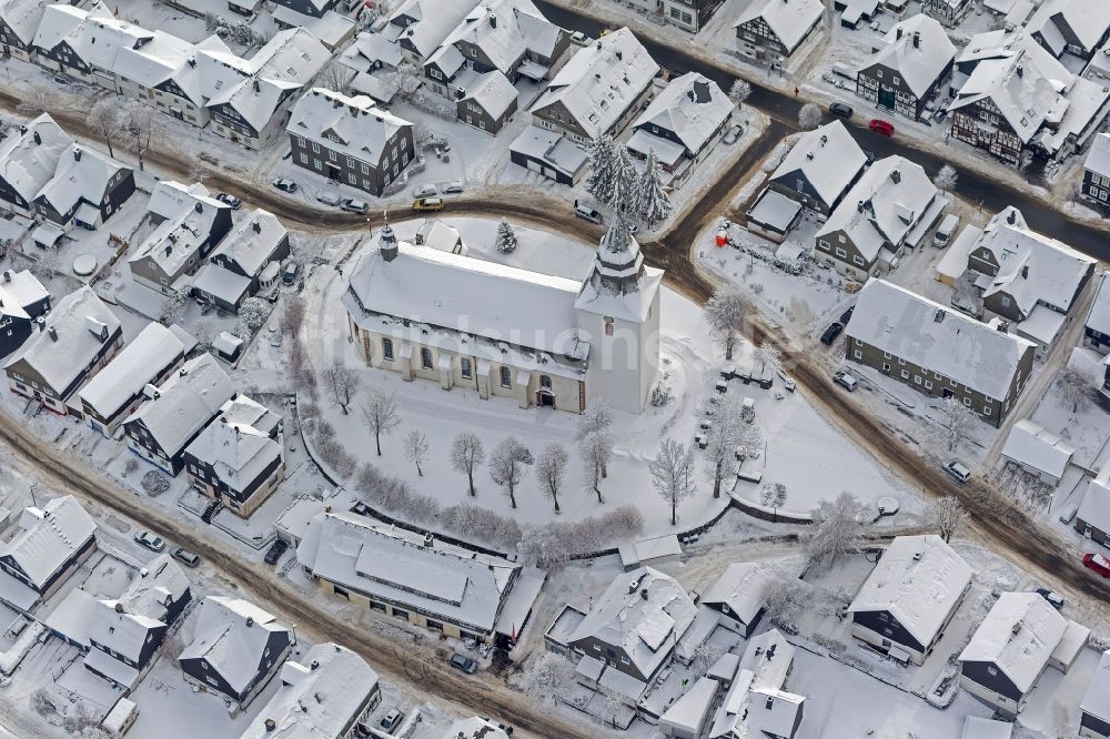 Winterberg aus der Vogelperspektive: Winter- Stadtansicht vom Stadtzentrum mit der St.-Jakobus- Kirche in Winterberg im Bundesland Nordrhein-Westfalen NRW