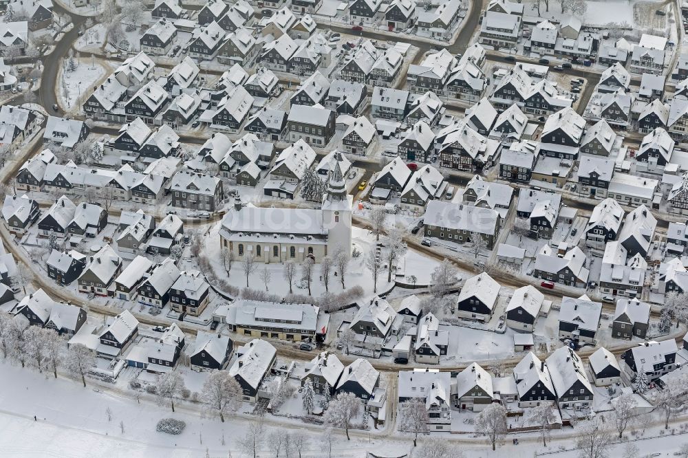 Luftaufnahme Winterberg - Winter- Stadtansicht vom Stadtzentrum mit der St.-Jakobus- Kirche in Winterberg im Bundesland Nordrhein-Westfalen NRW