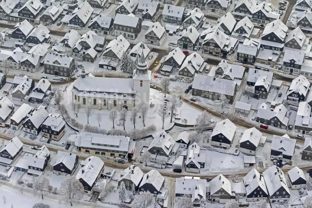 Winterberg von oben - Winter- Stadtansicht vom Stadtzentrum mit der St.-Jakobus- Kirche in Winterberg im Bundesland Nordrhein-Westfalen NRW