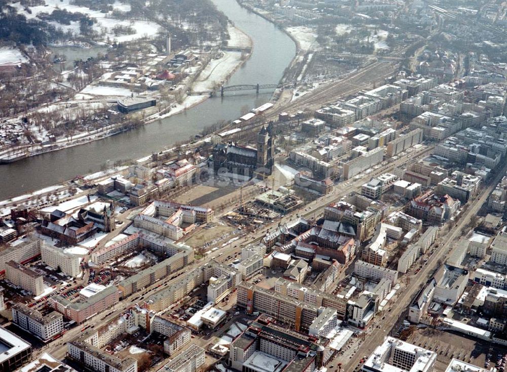 Magdeburg aus der Vogelperspektive: Winteransicht vom Magdeburger Stadtzentrum.