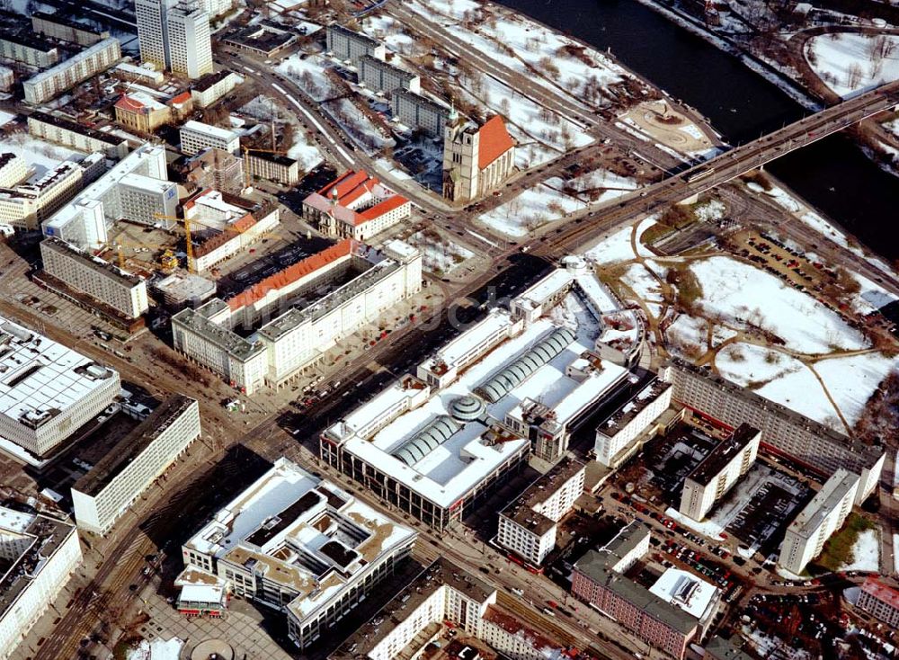 Magdeburg von oben - Winteransicht vom Magdeburger Stadtzentrum mit dem ECE - Einkaufscenter.