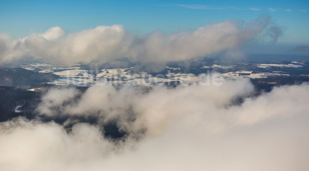 Luftbild Winterberg - Winterberg von Wolken und Hochnebel umschlossen im Hochsauerlandkreis HSK im Bundesland Nordrhein-Westfalen