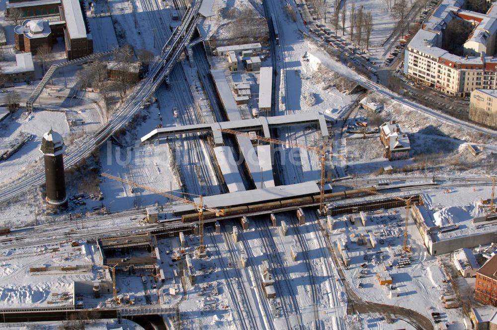 Berlin von oben - Wintereinruch beim Um- und Neubau des Berliner S-Bahnhofs Ostkreuz