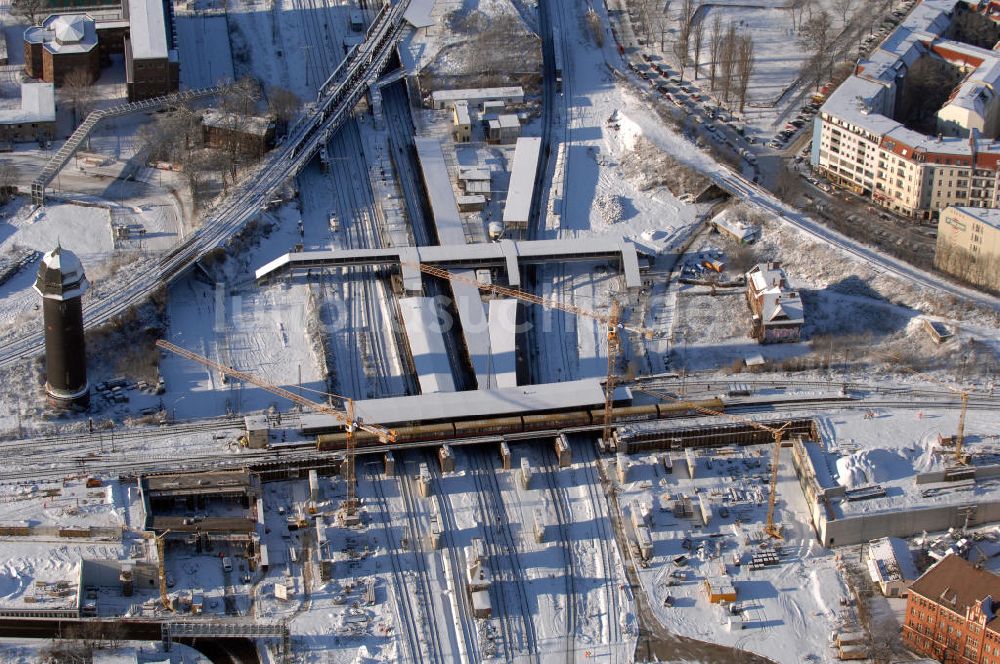 Berlin aus der Vogelperspektive: Wintereinruch beim Um- und Neubau des Berliner S-Bahnhofs Ostkreuz