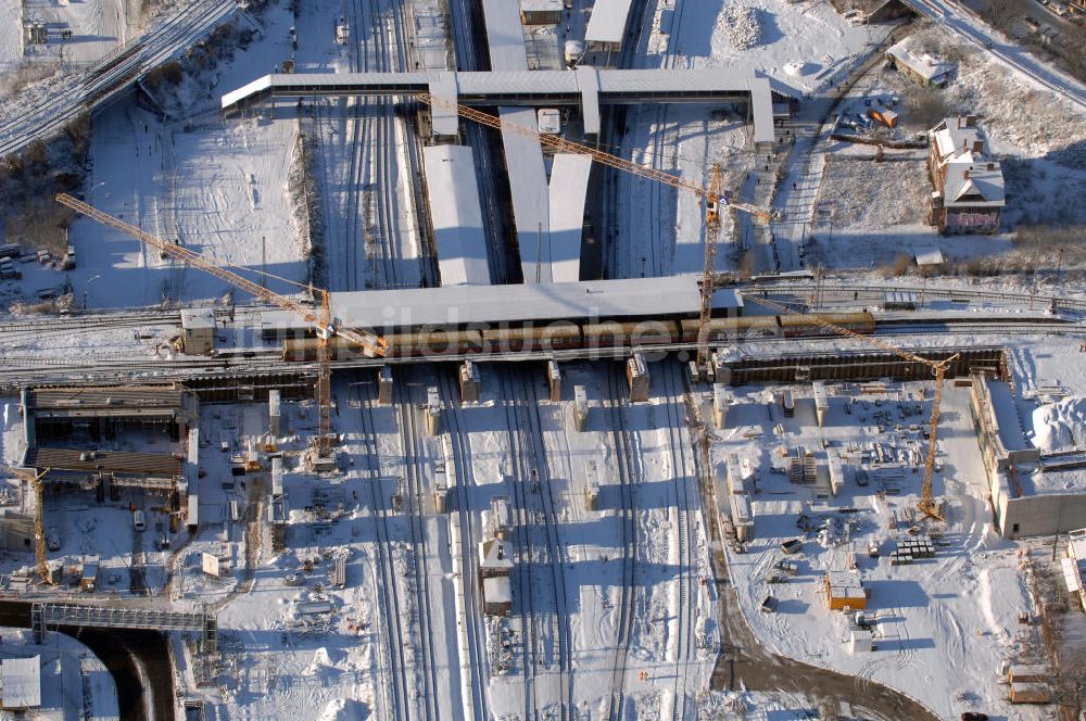 Luftbild Berlin - Wintereinruch beim Um- und Neubau des Berliner S-Bahnhofs Ostkreuz