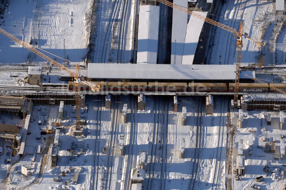 Luftaufnahme Berlin - Wintereinruch beim Um- und Neubau des Berliner S-Bahnhofs Ostkreuz