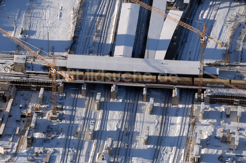 Berlin von oben - Wintereinruch beim Um- und Neubau des Berliner S-Bahnhofs Ostkreuz