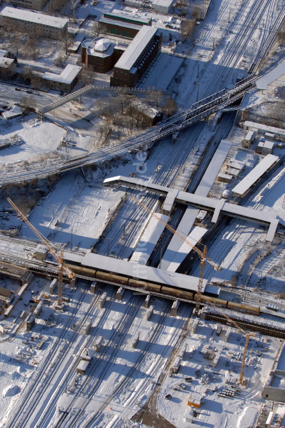 Berlin aus der Vogelperspektive: Wintereinruch beim Um- und Neubau des Berliner S-Bahnhofs Ostkreuz