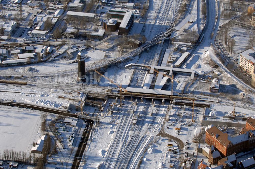 Luftbild Berlin - Wintereinruch beim Um- und Neubau des Berliner S-Bahnhofs Ostkreuz