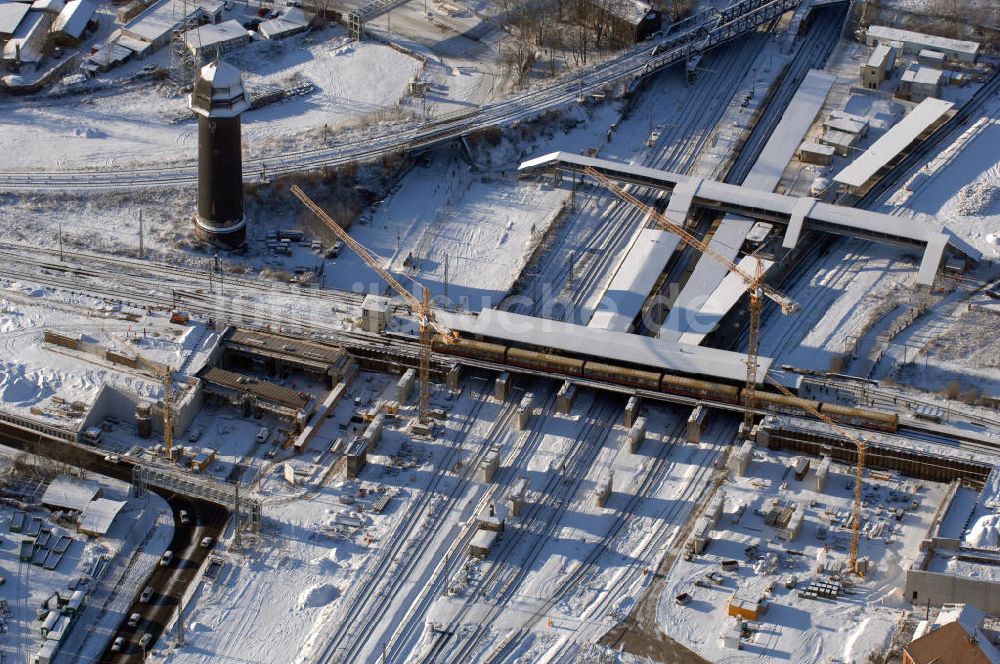 Berlin von oben - Wintereinruch beim Um- und Neubau des Berliner S-Bahnhofs Ostkreuz