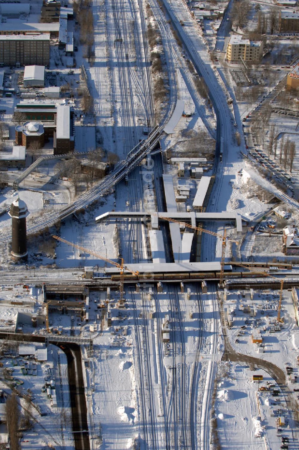 Luftaufnahme Berlin - Wintereinruch beim Um- und Neubau des Berliner S-Bahnhofs Ostkreuz