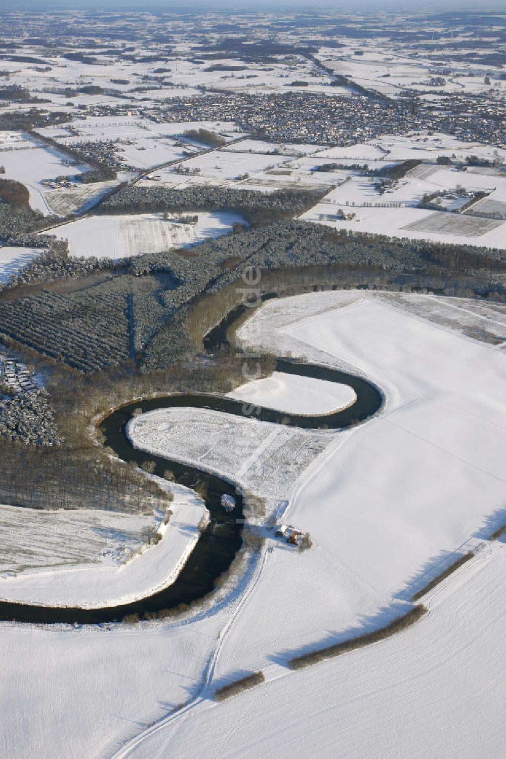 Luftaufnahme Olfen - Winterlandschaft vom Areal des Freizeitpark Gut Eversum an der Lippe in Olfen