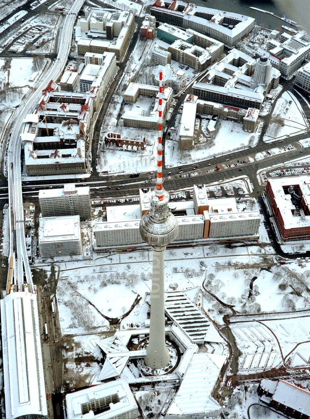 Luftaufnahme Berlin - Winterlandschaft am Berliner Fernsehturm