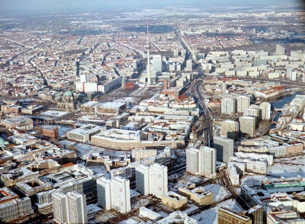 Berlin aus der Vogelperspektive: Winterlandschaft am Berliner Fernsehturm