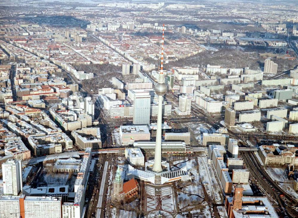 Luftbild Berlin - Winterlandschaft am Berliner Fernsehturm