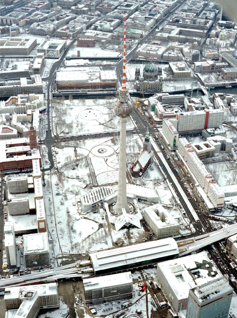 Luftbild Berlin - Winterlandschaft am Berliner Fernsehturm