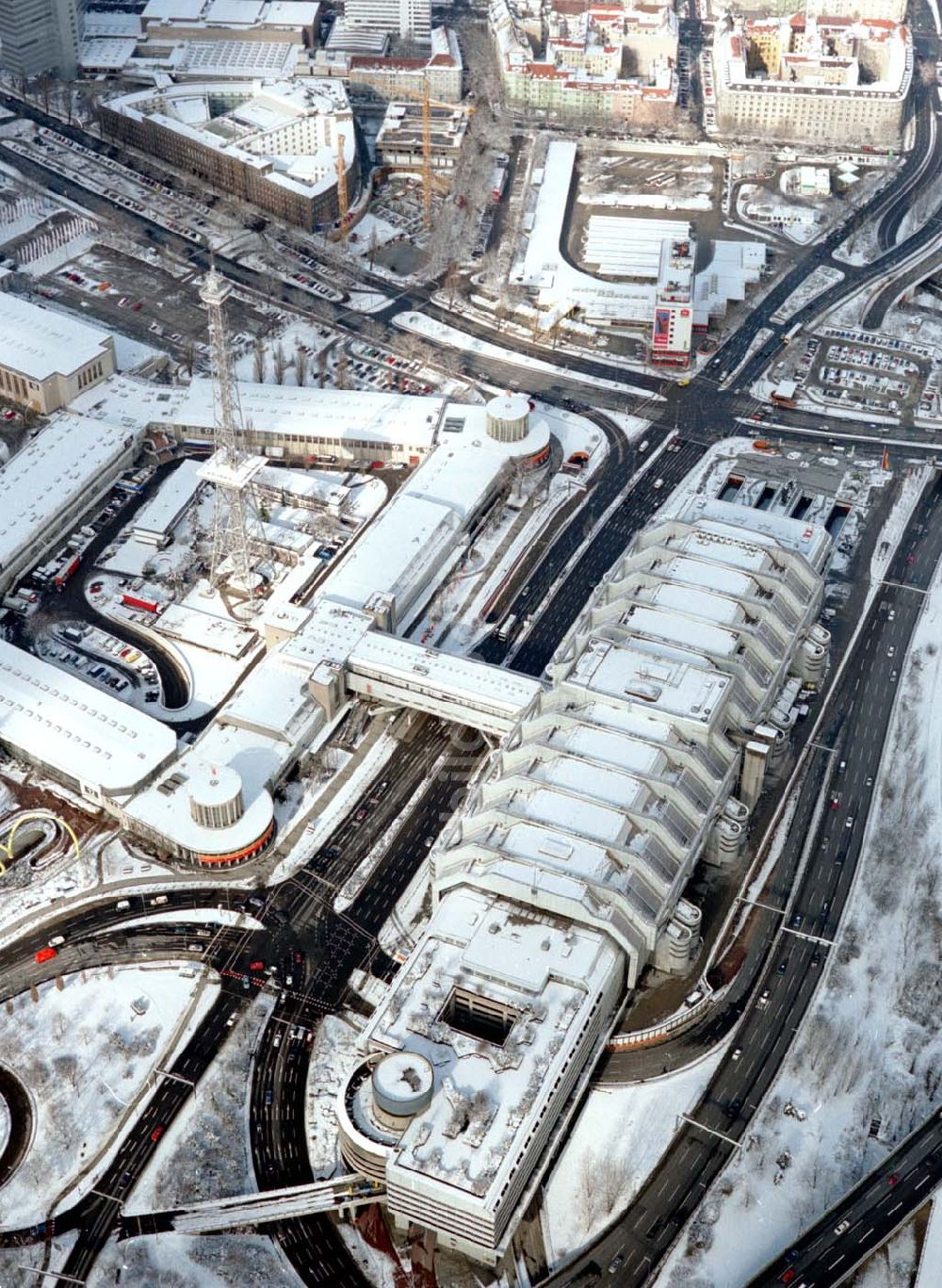 Luftaufnahme Berlin - Charlottenburg. - Winterlandschaft am Berliner Funkturm / ICC mit dem Messegelände.