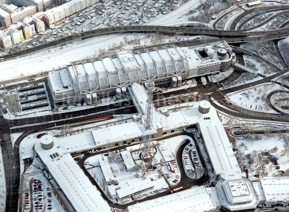 Berlin - Charlottenburg. aus der Vogelperspektive: Winterlandschaft am Berliner Funkturm / ICC mit dem Messegelände.