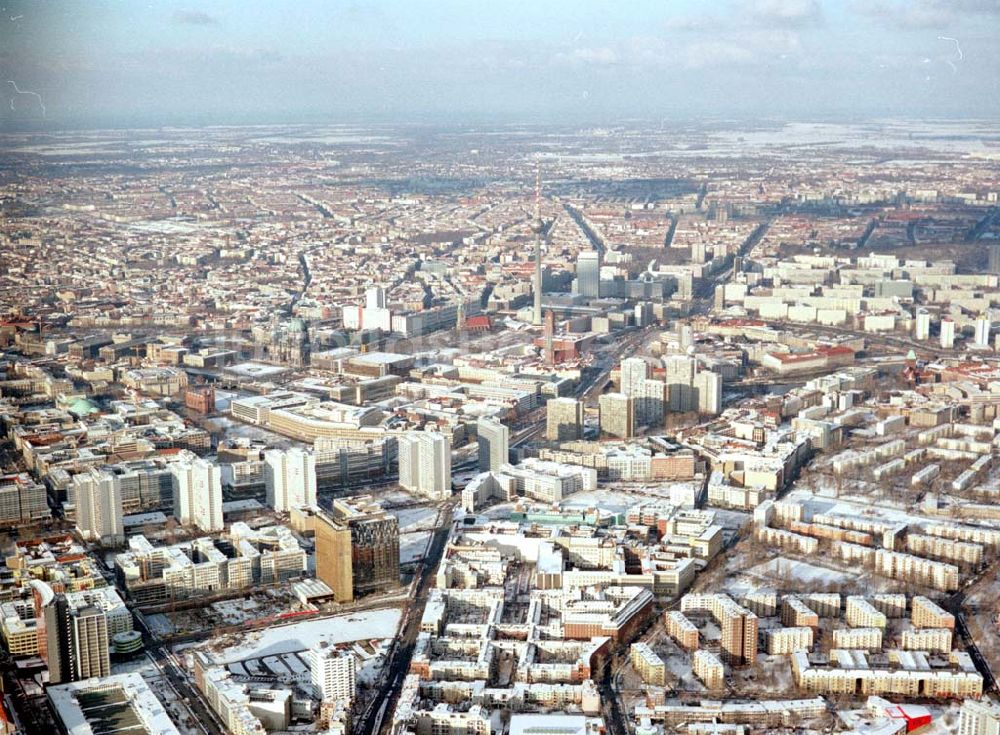 Berlin von oben - Winterlandschaft im Berliner Stadtzentrum mit dem Berliner Fernsehturm