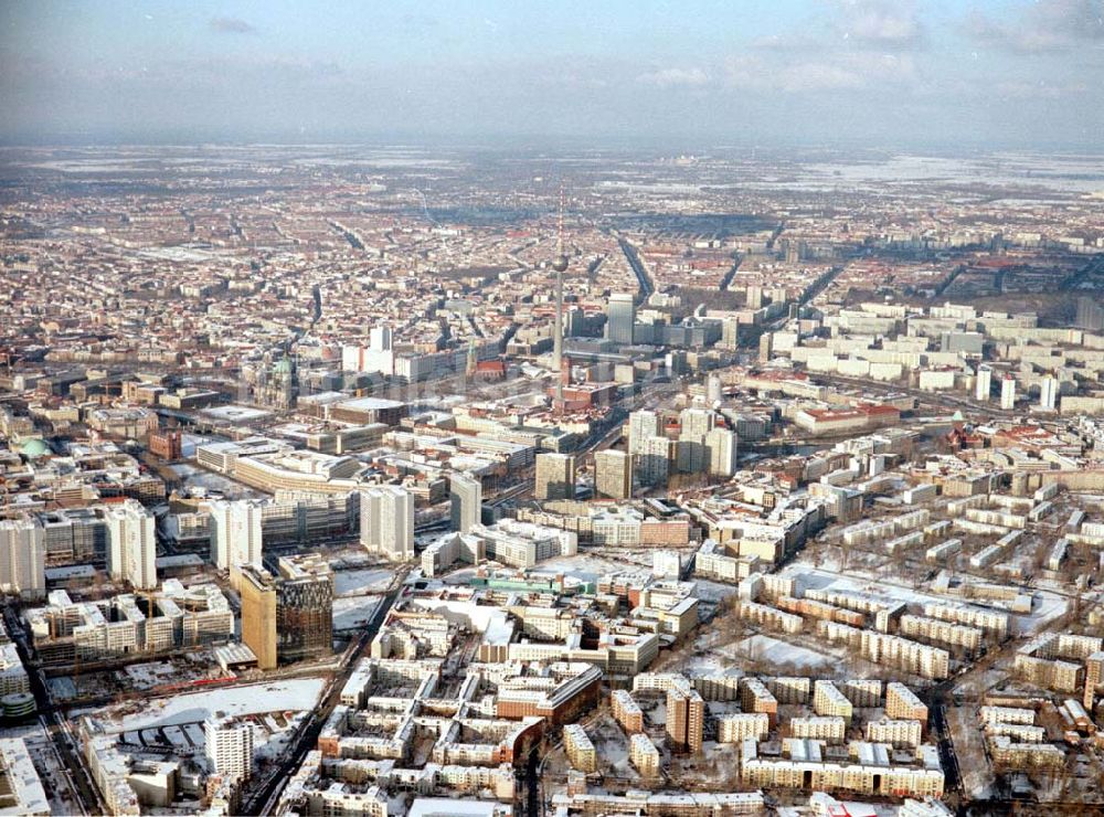 Berlin aus der Vogelperspektive: Winterlandschaft im Berliner Stadtzentrum mit dem Berliner Fernsehturm