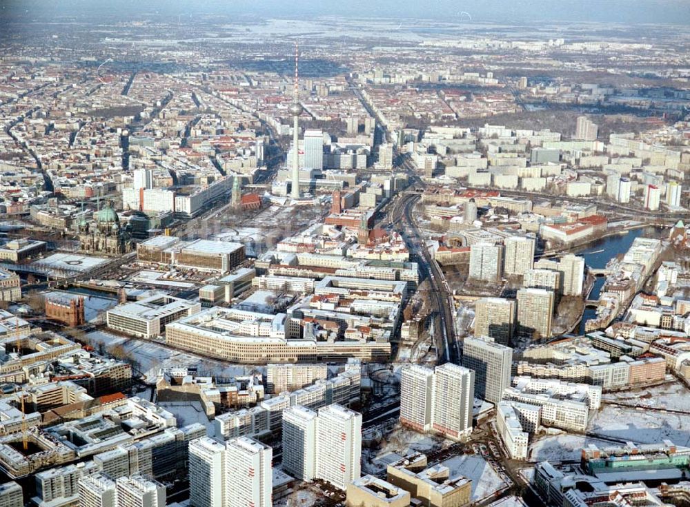 Luftbild Berlin - Winterlandschaft im Berliner Stadtzentrum mit dem Berliner Fernsehturm