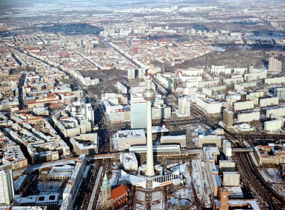 Luftaufnahme Berlin - Winterlandschaft im Berliner Stadtzentrum mit dem Berliner Fernsehturm