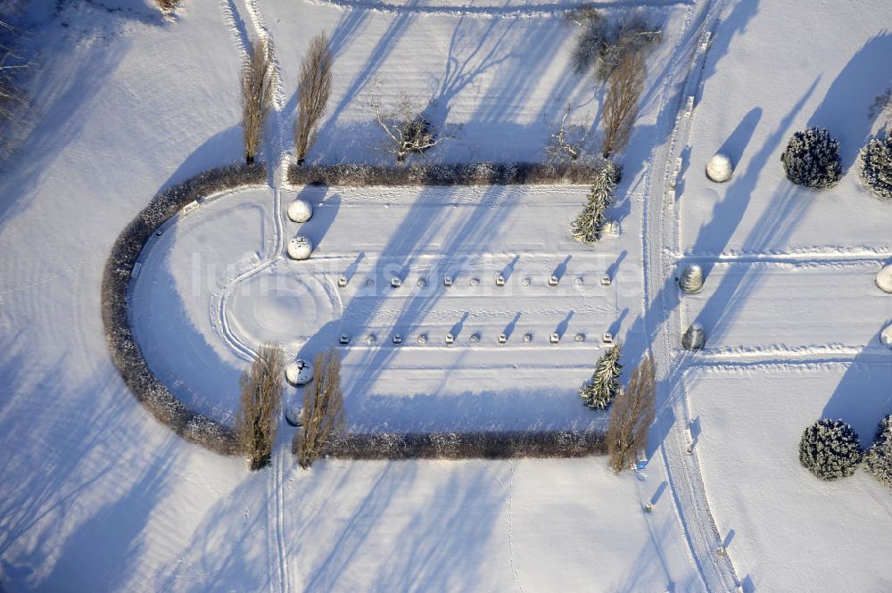 Luftbild Berlin - Winterlandschaft des Botanischen Garten Berlin-Dahlem.