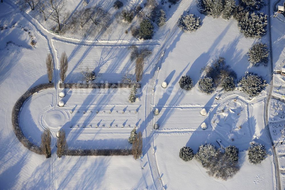 Luftaufnahme Berlin - Winterlandschaft des Botanischen Garten Berlin-Dahlem.