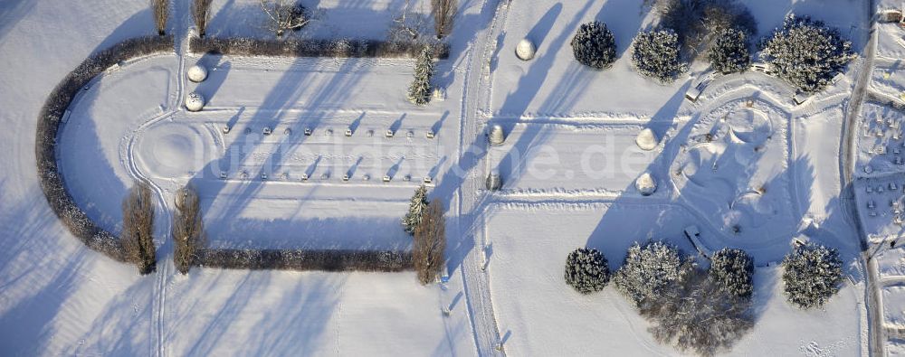 Berlin von oben - Winterlandschaft des Botanischen Garten Berlin-Dahlem.