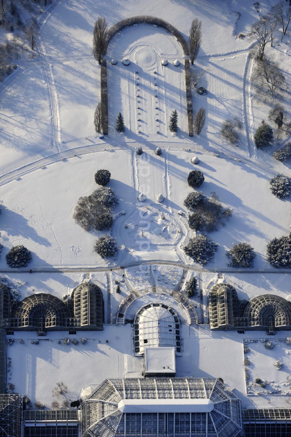 Luftbild Berlin - Winterlandschaft des Botanischen Garten Berlin-Dahlem.